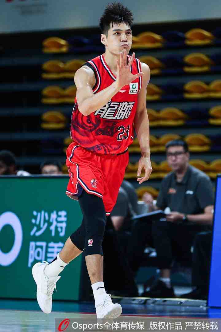 媒体人:陈国豪三分线外进步明显 场均命中3.3个 场均得到17.3分